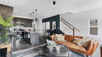 TV connectée, livres, chaîne hi-fi, espaces bureaux