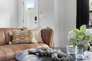 Smart TV, books, stereo, offices