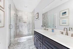 Badewanne, Haartrockner, Handtücher, Seife