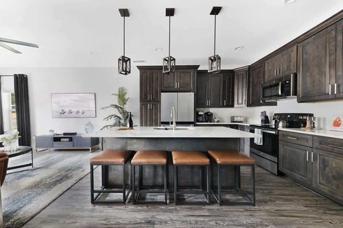 The Brooks House – Broadway Nearby + Backyard