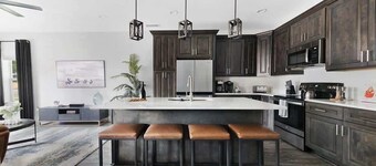 The Brooks House – Broadway Nearby + Backyard