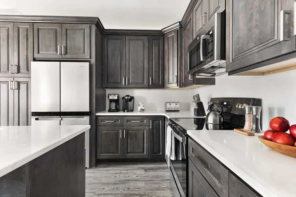 Frigorífic, microones, forn i placa de cuina 