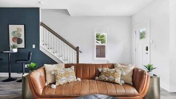 TV connectée, livres, chaîne hi-fi, espaces bureaux