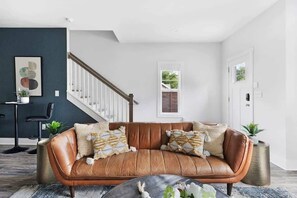 Smart TV, books, stereo, offices