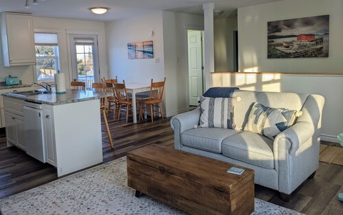 Beautiful 4 bedroom house with waterview - 5 min to the beach!