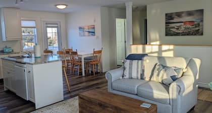 Beautiful 4 bedroom house with waterview - 5 min to the beach!