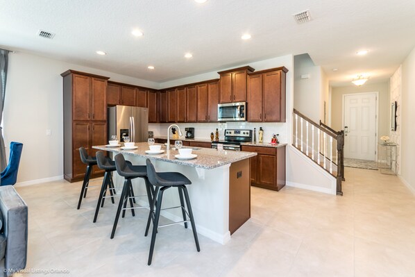 Jääkaappi, mikroaaltouuni, uuni, liesi