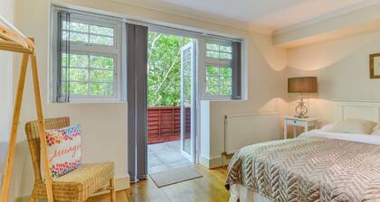 Redhill town centre apartment by Surrey Shortlets