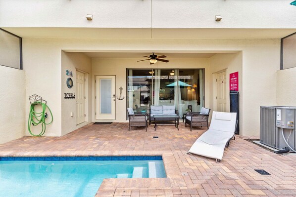 حمّام سباحة مُدفَّأ