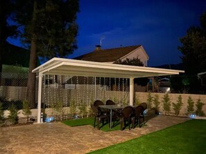 Outdoor dining - Sierra de Madrid, private saltwater pool (Becerril de la Sierra)