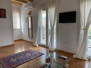 Interior - Sierra de Madrid, private saltwater pool (Becerril de la Sierra)