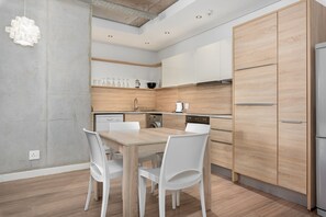 Kjøleskap, mikrobølgeovn, ovn og kokeplater