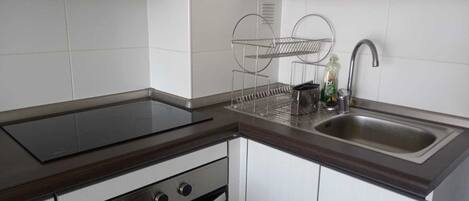 Microwave, cookware/dishes/utensils