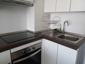 Micro-ondes, batterie de cuisine, vaisselle et ustensiles