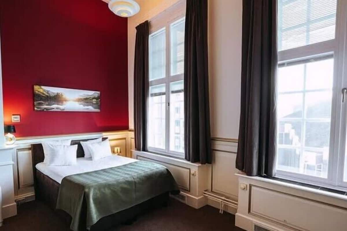 WiFi (free), bed sheets