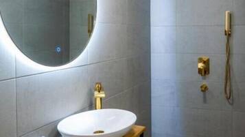 Habitación Deluxe con 1 cama matrimonial o 2 individuales, 1 cama Queen size, para no fumadores | Escritorio, wifi gratis y ropa de cama