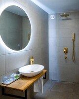 Escritorio, wifi gratis y ropa de cama 