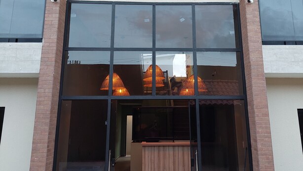 Un edificio moderno con grandes ventanales y una zona de recepción.