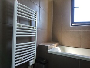 Combined shower/bathtub, soap, toilet paper - Lovely 3-room apartment with large 30m2 terrace and panoramic sea and mountain views. (Bouvet Island)