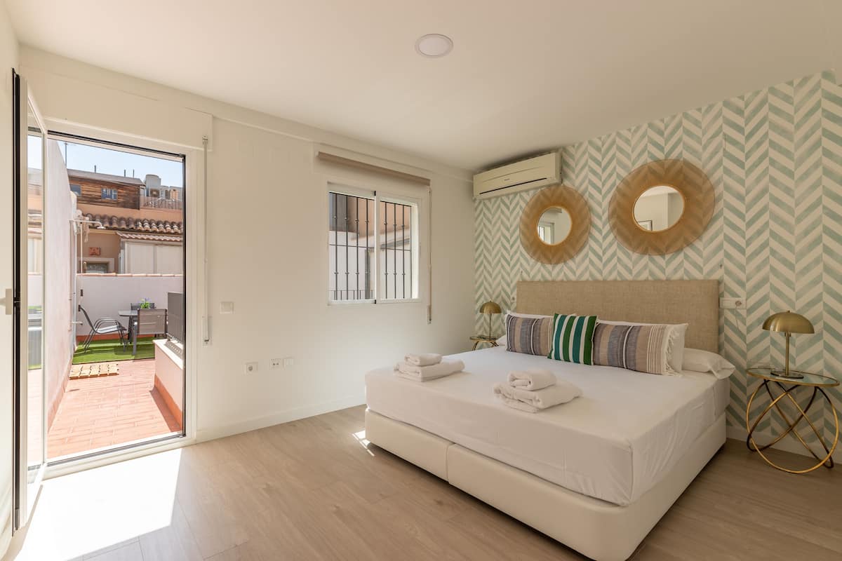 Premier appartement, 1 slaapkamer, terras | 1 slaapkamer, een bureau, geluiddichte muren, babybedden