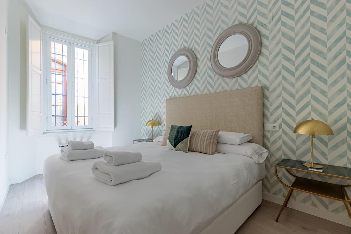 1 slaapkamer, een bureau, geluiddichte muren, babybedden