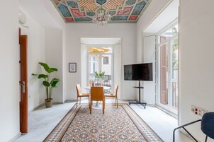 Apartamento, 1 habitación, balcón | Zona de estar | Una televisión de pantalla plana