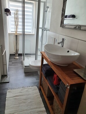 Shower, hair dryer, towels, soap - Lounge 2 - Top apartment approx. 72sqm, air conditioning, parking at the house, all in (Koblenz)