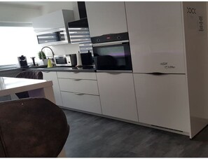 Kühlschrank, Mikrowelle, Ofen, Herdplatte