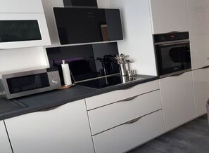 Kühlschrank, Mikrowelle, Ofen, Herdplatte