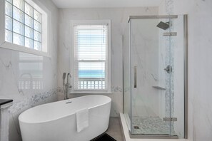 Ensemble douche/baignoire, baignoire à jets, sèche-cheveux