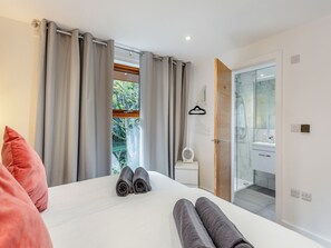 4 bedrooms, free WiFi, bed sheets