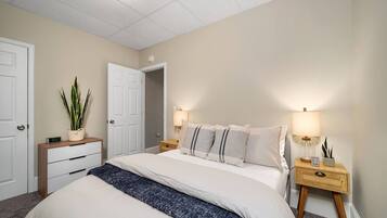 2 chambres, bureau, fer et planche Ă  repasser, lit parapluie