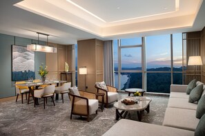 Suite, 1 Schlafzimmer | Daunenbettdecken, Minibar, Zimmersafe, Verdunkelungsvorhänge