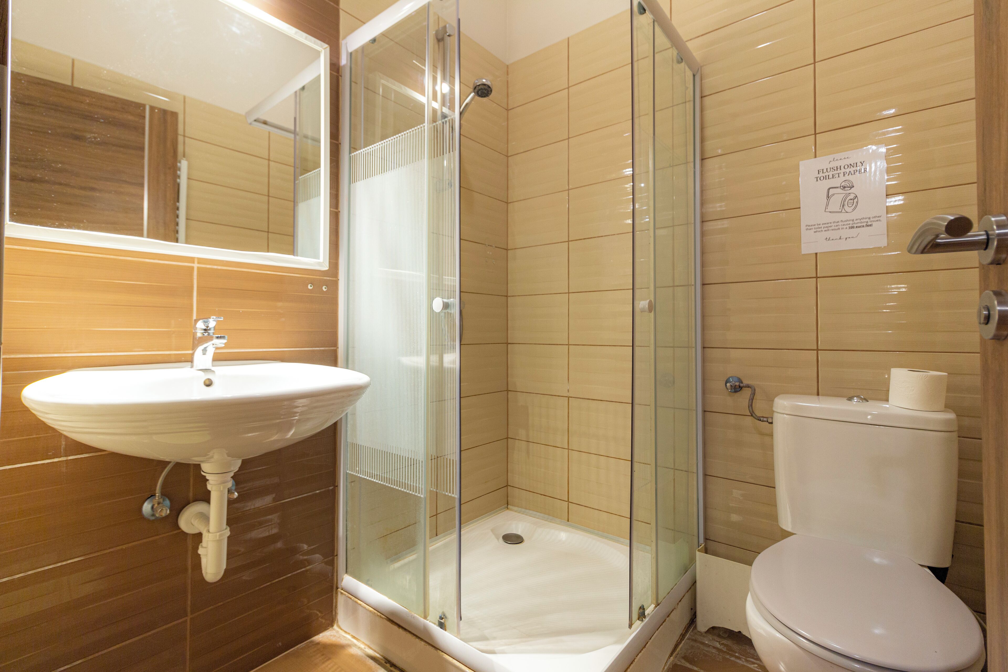 Basic Quadruple Room | Bathroom | Towels