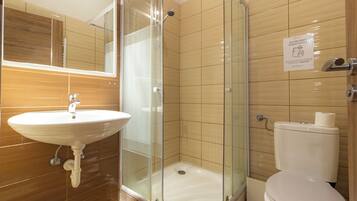 Basic Quadruple Room | Bathroom | Towels