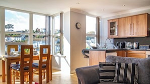 Un apartamento moderno con comedor, sofá y cocina.