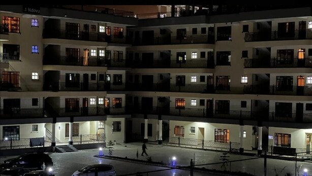 Un hôtel à plusieurs étages doté de balcons, d’une cour intérieure et d’un espace piscine.