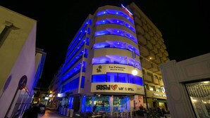 A multi-story hotel with a beach theme, featuring a sushi bar and a Starbucks. - Les Palmiers Boutique Beach Hotel and Luxury Apartments in Larnaca (Cyprus, Larnaca)