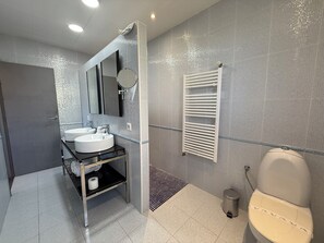 Shower, towels