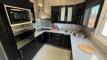 Kühlschrank, Mikrowelle, Ofen, Geschirrspüler