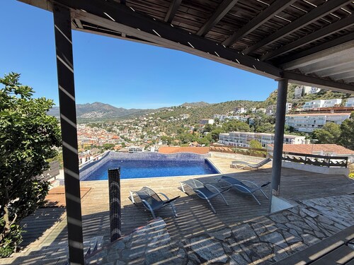 Agi Villa Pamela Casa for rent in Roses Girona.