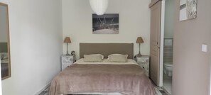 3 chambres, fer et planche à repasser, lit parapluie, Wi-Fi gratuit