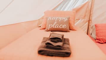 4 habitaciones, cuna de viaje y ropa de cama