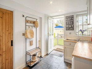 Interior - 4 bedroom accommodation in Niton (Ventnor)