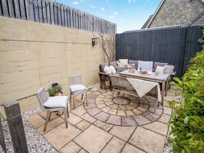 Outdoor dining - 4 bedroom accommodation in Niton (Ventnor)