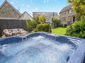 Outdoor spa tub - 4 bedroom accommodation in Niton (Ventnor)