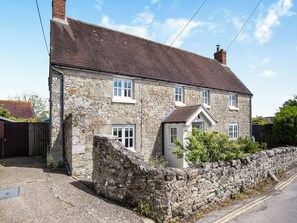 Exterior - 4 bedroom accommodation in Niton (Ventnor)