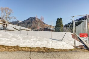 Cancha de tenis cercada con un letrero que indica que es privada y reservada para los residentes.