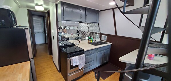 Fridge, microwave, oven, stovetop - Table Rock Lake Cabin @ Black Oak Resort (Lampe)