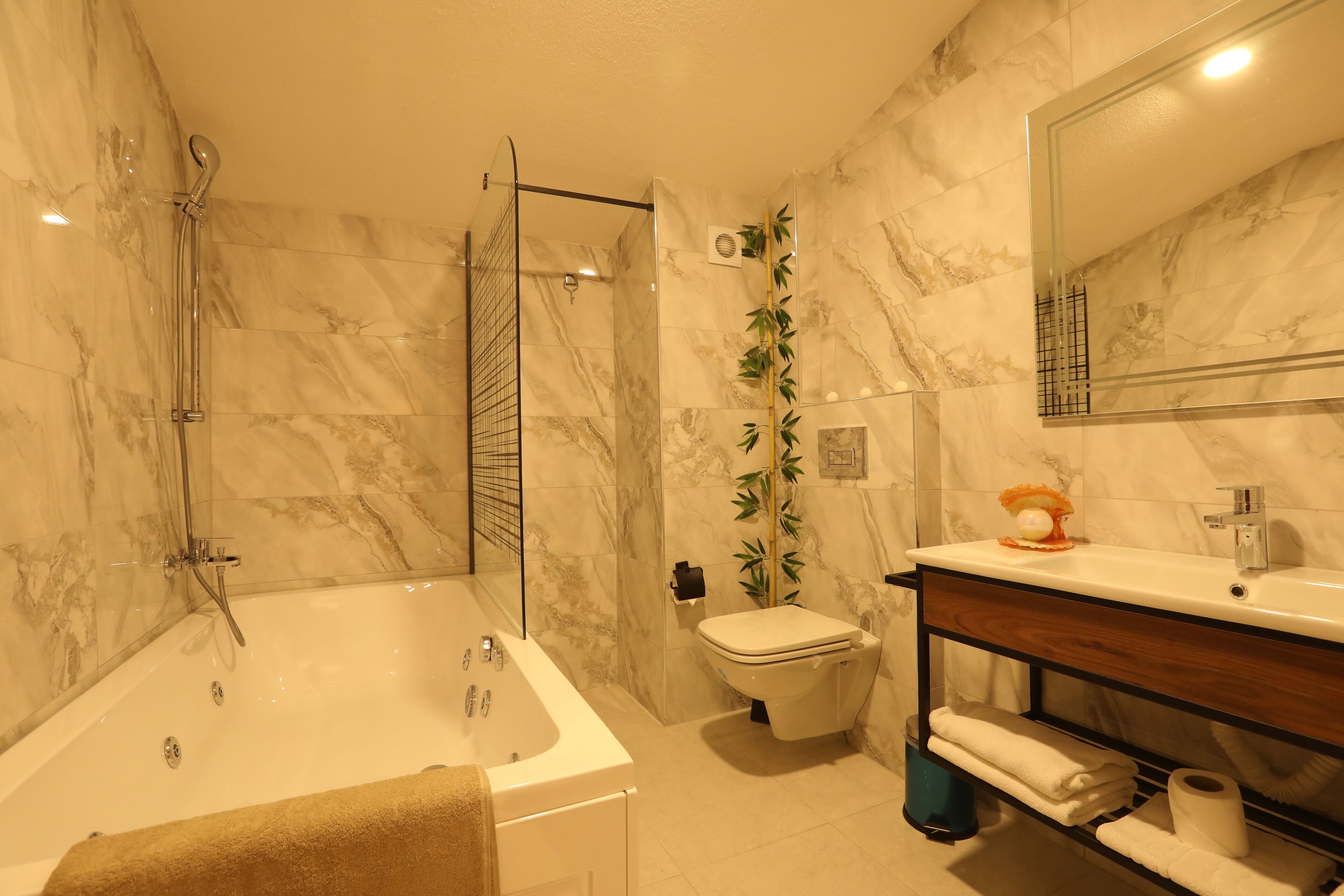 Une salle de bain avec une baignoire, des toilettes et un lavabo.